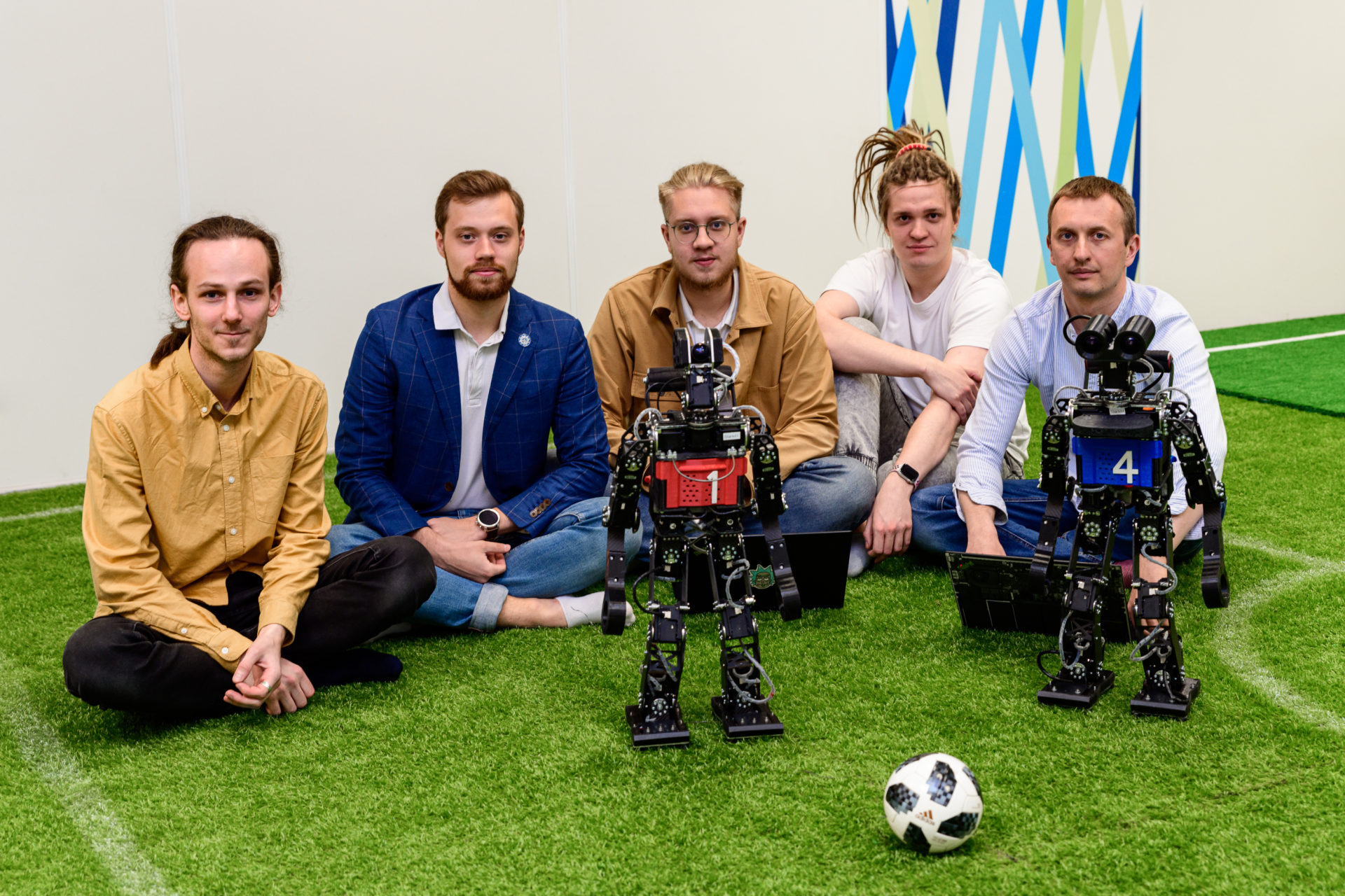 Сколько роботов в команде. Старкит команда робофутбол МФТИ. Робот "футболист". Команды робота. Футбол робототехника.